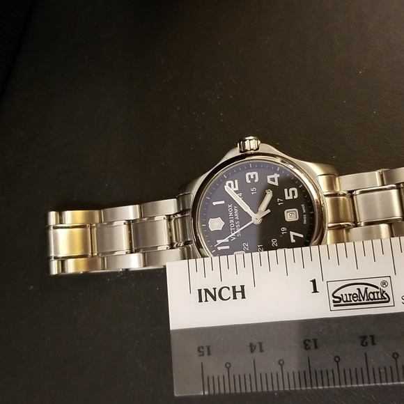 Swiss Army women watch. New with original tag and box. Stainless steel. - Picture 3 of 6